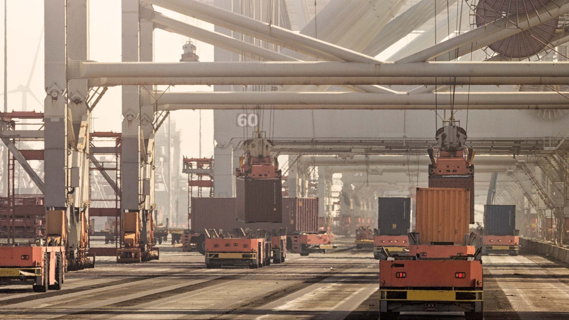 AMR-AGC-applications-with-shipping-containers-and-gantry-cranes_1920x1080
