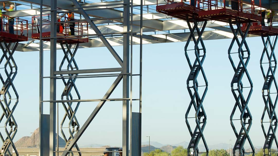 scissor-lifts-in-construction-site_Nothum-wikimedia-commons_1080x608