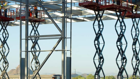 scissor-lifts-in-construction-site_Nothum-wikimedia-commons_1080x608