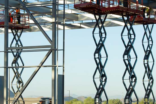 scissor-lifts-in-construction-site_credit-Nothum-USDOE-wikimedia-commons_550x367